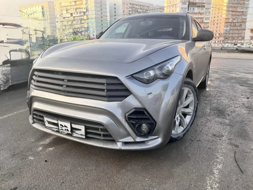 Оптический зеркальный блеск отполированного кузова автомобиля